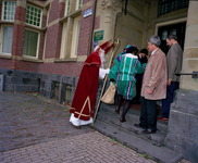 840127 Afbeelding van Sinterklaas en Zwarte Piet bij het kantoor van het BRU (Bestuur Regio Utrecht, Maliebaan 55) te ...
